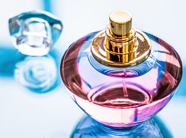 Flakon perfum na błyszczącym tle słodki kwiatowy zapach zapach glamour i woda perfumowana jako...