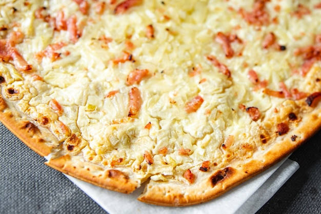 Flammkuchen pie boczek, cebula, kwaśna śmietana ciasto ciasto posiłek jedzenie przekąska na stole kopiowanie miejsca jedzenie