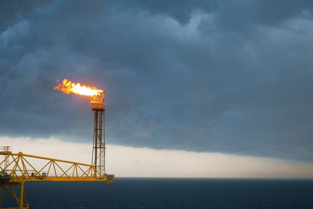 Flare stack i flare bridge podczas spalania toksycznego gazu i uwolnienia nad ciśnieniem