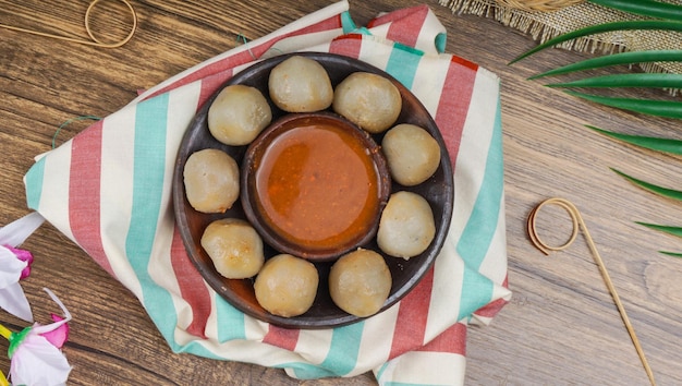 Flat Lay Delicious „Cilok” lub indonezyjskie jedzenie uliczne wykonane z mąki z tapioki i podawane z sosem orzechowym