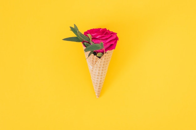 Flat Lay Ice Cream Cone Z Różową Różą Na żółtym Tle, Kopia Przestrzeń