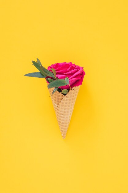 Flat Lay Ice Cream Cone Z Różową Różą Na żółtym Tle, Kopia Przestrzeń