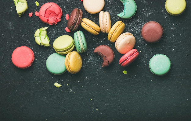 Flatlay słodkich kolorowych francuskich ciasteczek makaronikowych