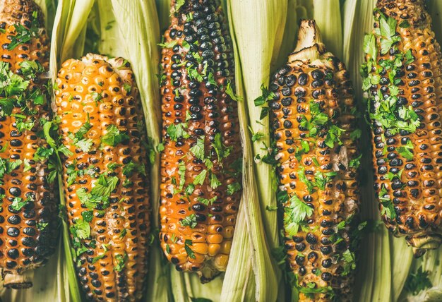 Flatlay z grillowanej kukurydzy z przyprawami zbliżenie