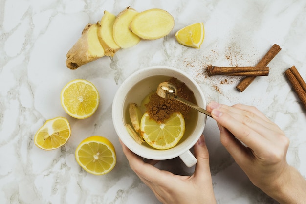 Flatlay Zdrowego Napoju Z Cytryną, świeżym Korzeniem Imbiru, Cynamonem I Syropem Z Agawy Na Marmurowym Tle, Naturalne Przeziębienie Lub Ból Gardła