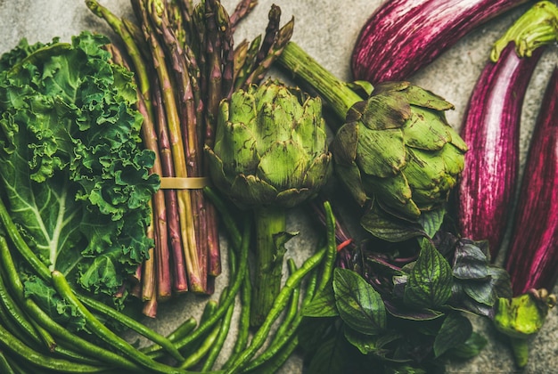 Flatlay ze świeżych zielonych i fioletowych warzyw czyste jedzenie