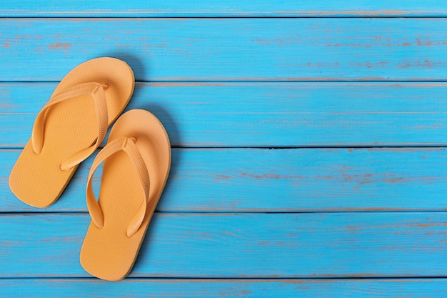 Flip Flops Na Starym Wyblakłym Niebieskim Plaży Drewna