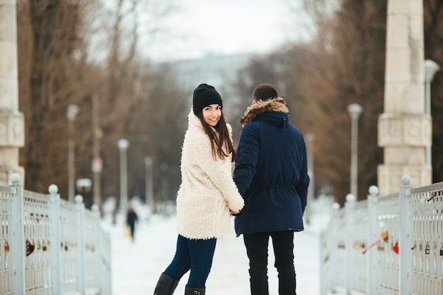 Zdjęcie flirty młodych plenerze wakacje dwa