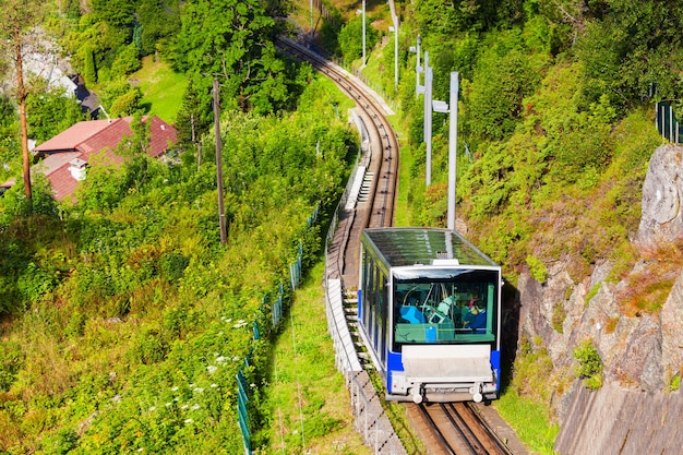 Floibanen to kolejka linowa w Bergen w Norwegii. Floibanen wbiega na górę Floyen.