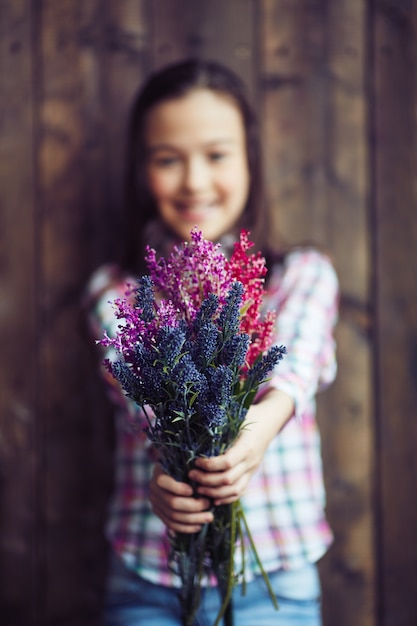 Flora Ramię Dając świeży Kwiatowy