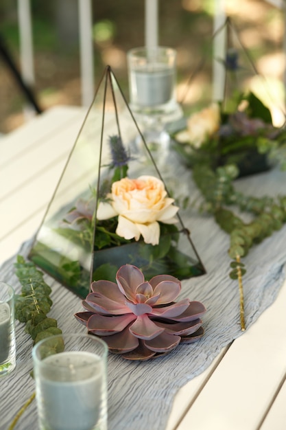 Florarium ze świąteczną dekoracją stołu ze soczystych i różanych kwiatów. Dekoracja świeżych kwiatów. Przepływ pracy kwiaciarni. Ślub