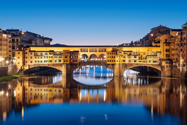 Florencja we Włoszech przy moście Ponte Vecchio przecinającym rzekę Arno