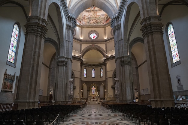 Florencja, Włochy - 24 czerwca 2018: Panoramiczny widok na wnętrze Cattedrale di Santa Maria del Fiore (Katedra Saint Mary of the Flower) jest katedrą we Florencji