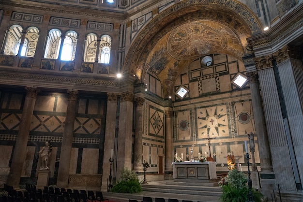 Florencja, Włochy - 24 czerwca 2018 r.: Panoramiczny widok na wnętrze baptysterium we Florencji (Battistero di San Giovanni) na Piazza del Duomo. Jest to obiekt sakralny i ma status bazyliki mniejszej