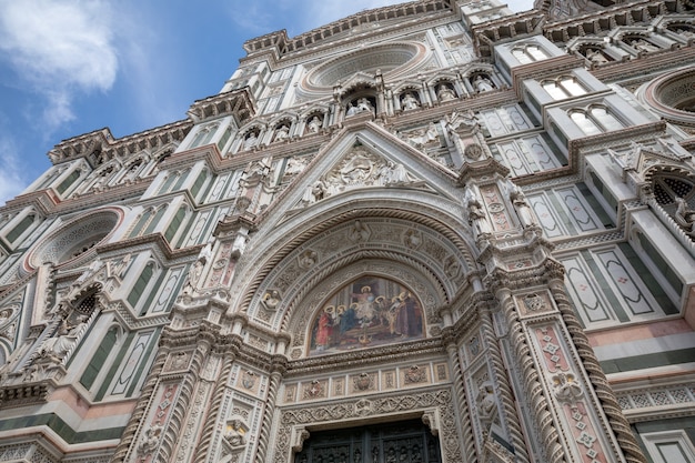 Florencja, Włochy - 24 czerwca 2018: Widok zbliżenie fasady Cattedrale di Santa Maria del Fiore (Katedra Saint Mary of the Flower) jest katedrą we Florencji