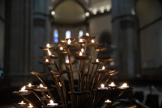 Florencja, Włochy - 24 czerwca 2018: Wiele świece światła wnętrza Cattedrale di Santa Maria del Fiore (Katedra Saint Mary of the Flower) jest katedrą we Florencji