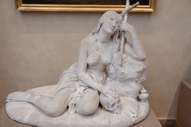 Florencja, Włochy - 24 czerwca 2018: Zbliżenie widok marmurowej rzeźby włoskiego artysty w Akademii Sztuk Pięknych we Florencji (Accademia di Belle Arti di Firenze)