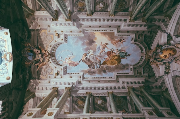 Florencja, Włochy - 26 Czerwca 2018: Panoramiczny Widok Na Wnętrze I Sztukę Palazzo Pitti (pałac Pitti) To Pałac We Florencji. Znajduje Się Na Południowym Brzegu Rzeki Arno