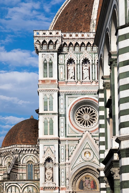 Florencja, Włochy. Romantyczna I Kolorowa Katedra - Zwana Także Duomo Di Firenze - Zbudowana Przez Rodzinę Medici W Epoce Renesansu.