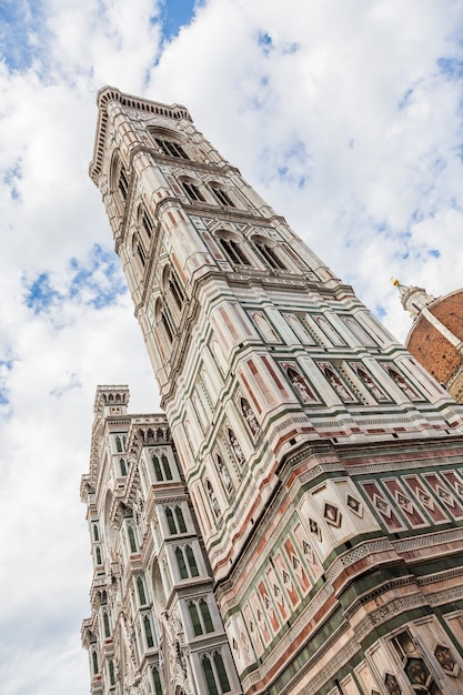 Florencja, Włochy. Szczegół Duomo w jasny, słoneczny dzień, ale bez cienia na fasadzie (bardzo rzadko!)