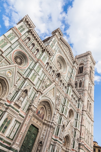 Florencja, Włochy. Szczegół Duomo w jasny, słoneczny dzień, ale bez cienia na fasadzie (bardzo rzadko!)