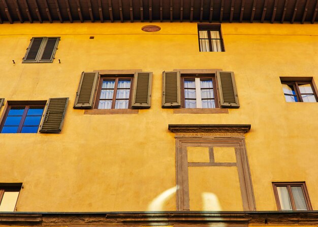 Florentyńska fasada budynku z różnymi oknami