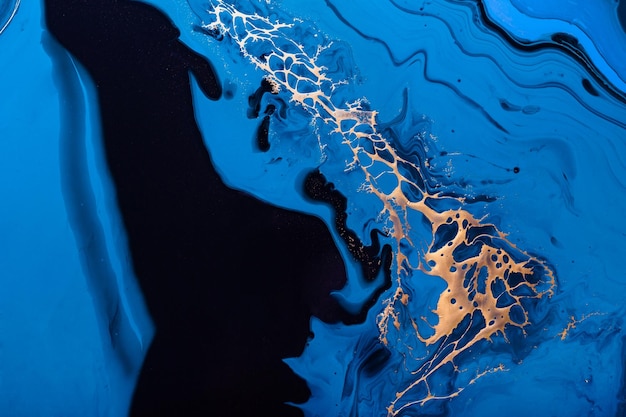 Fluid Art Liquid Metallic Gold w abstrakcyjnej niebieskiej fali marmuru efekt tła lub tekstury