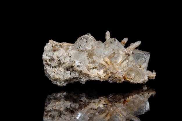 Fluoryt z kamienia mineralnego makro z kwarcem na czarnym tle