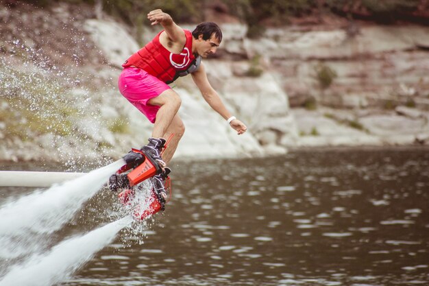 Zdjęcie flyboard na jeziorze podczas przyjęcia