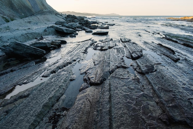 Flysch w pobliżu baskijskiego wybrzeża Zumaia piękny naturalny krajobraz morski skał osadowych