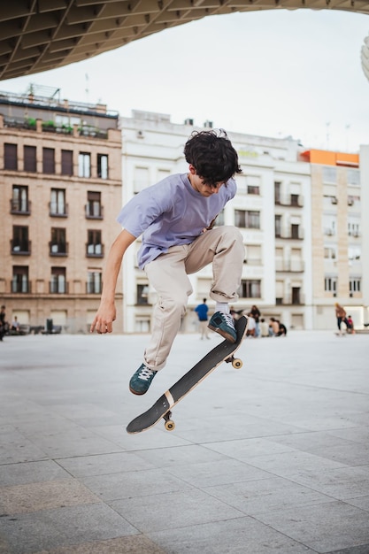 Focus boy skateboarding Robi sztuczkę ollie w środku miasta