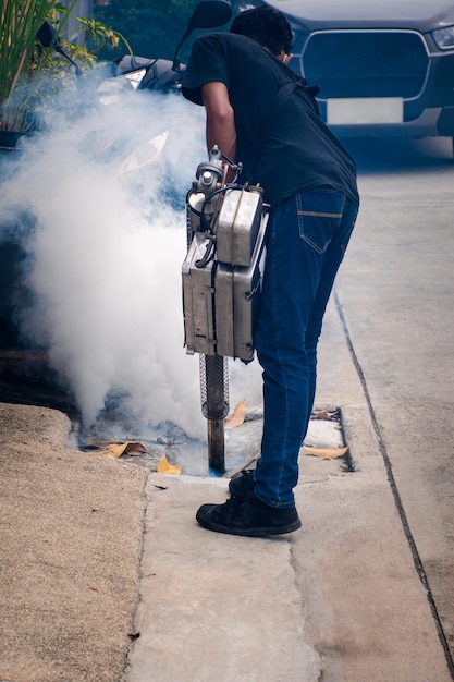 Zdjęcie fogging ddt spray na zabijanie komarów dla ochrony przed wirusami