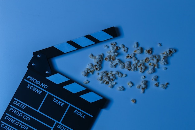 Folia Klakier Z Popcornem W Niebieskim Neonowym świetle. Przemysł Kinowy, Rozrywka. Widok Z Góry