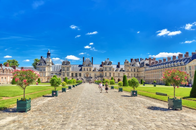 FONTAINEBLEAU FRANCJA 09 LIPCA 2016 Podmiejska rezydencja królów Francji piękny zamek Fontainebleau i otaczający jego park