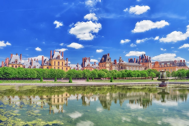 FONTAINEBLEAU FRANCJA 09 LIPCA 2016 Podmiejska rezydencja królów Francji piękny zamek Fontainebleau z fontanną na pierwszym planie