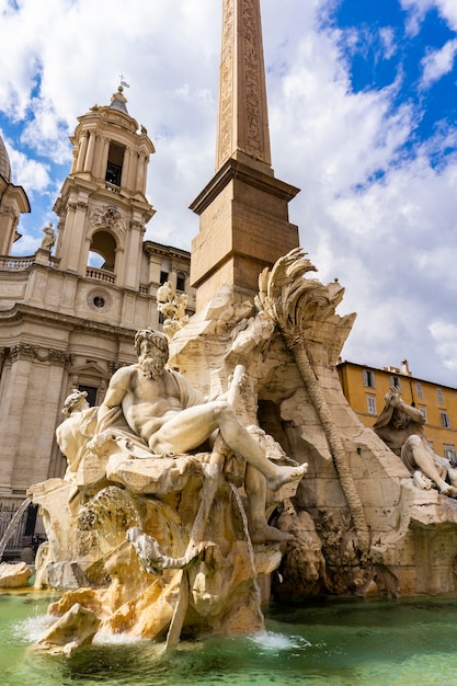 Fontana dei Quattro Fiumi na Piazza Navona w Rzymie, Włochy, zaprojektowana przez Berniniego w 1651 roku
