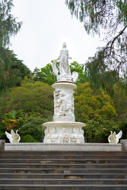 Fontanna Bajka z rzeźbą kobiety i łabędzi w Arboretum w Soczi, Rosja