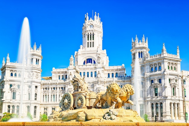 Fontanna Bogini Cibeles (Fuente de La Diosa Cibeles) i Centrum Cibeles lub Pałac Komunikacji