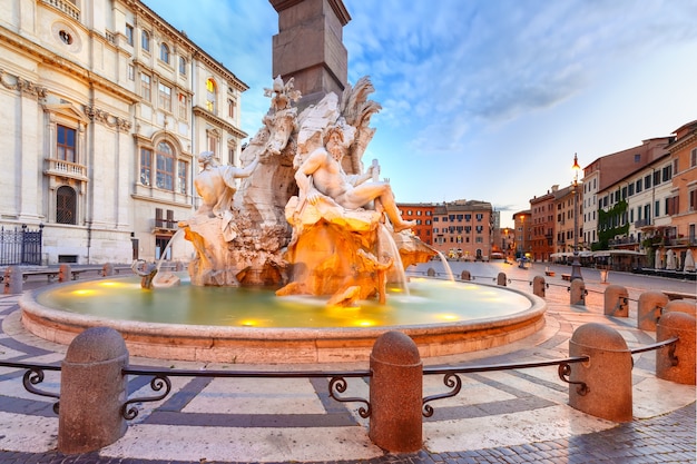 Fontanna Czterech Rzek Na Słynnym Placu Piazza Navona W Godzinach Porannych Niebieski, Rzym, Włochy.