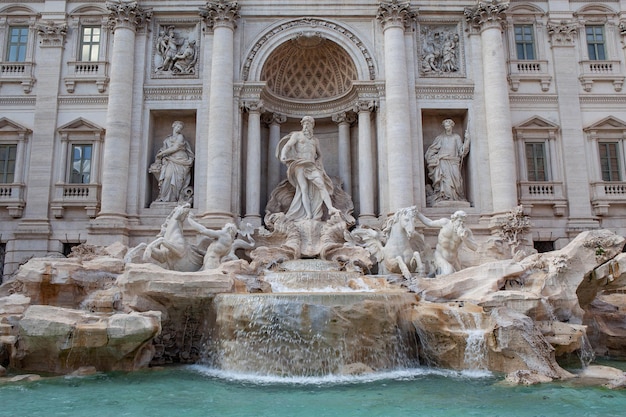 Fontanna di Trevi w Rzymie Łaciński napis na fontannie składa hołd papieżowi Klemensowi XII za jego pracę upiększającą
