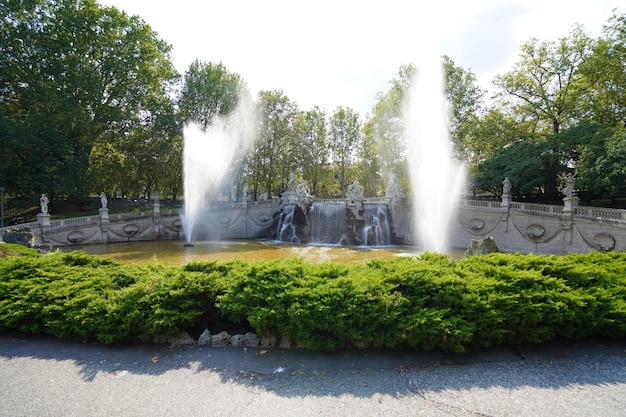 Fontanna dwunastu miesięcy (Fontana dei Dodici Mesi) wewnątrz parku Valentino, Turyn, Włochy