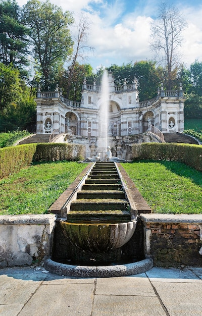 Zdjęcie fontanna i rzeźby średniowiecznej villa della regina we włoszech