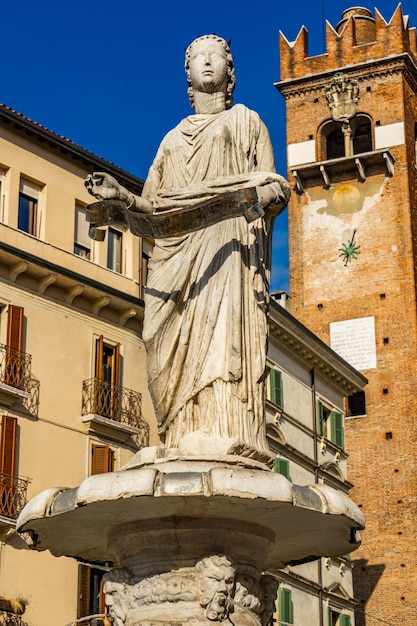 Fontanna Matki Bożej Werona na Piazza delle Erbe w Weronie, Włochy. Fontanna została zbudowana w 1368 roku przez Cansignorio della Scala.