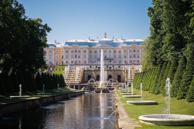 Fontanna Samsona w pałacu i zespole parków Peterhof Peterhof lipiec 2022 r.