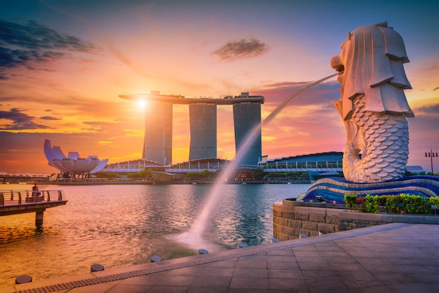 Fontanna Statua Merlion W Merlion Park I Panoramę Miasta Singapur. Jedna Z Najbardziej Znanych Atrakcji Turystycznych W Singapurze.