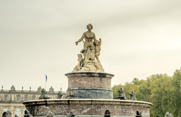 Zdjęcie fontanna w pałacu herrenchiemsee w niemczech