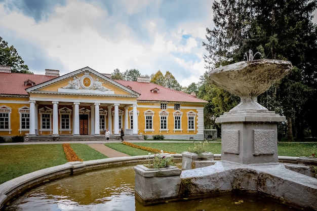 Fontanna W Pobliżu Posiadłości We Wsi Samchiky Starokostyantinivsky Raion, Ukraina. Budynek W Stylu Klasycyzmu