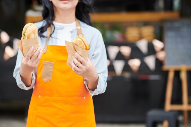 Food Truck Pracownik Pokazuje Kanapki