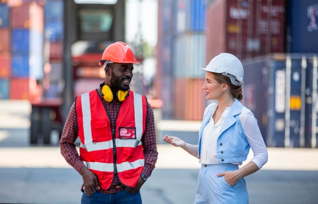 Foreman control loading Skrzynia kontenerów ze statku towarowego Cargo do importu i eksportu. Kontenery towarowe w porcie morskim.