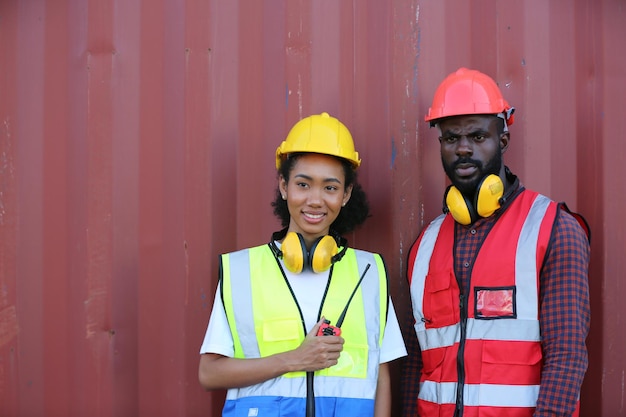 Foreman control loading Skrzynia kontenerów ze statku towarowego Cargo do importu i eksportu. Kontenery towarowe w porcie morskim.